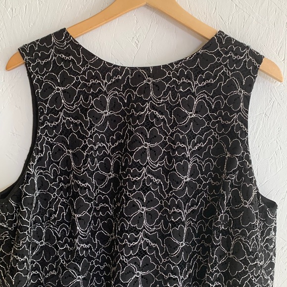 Elle laced Tank Top - Picture 2 of 10